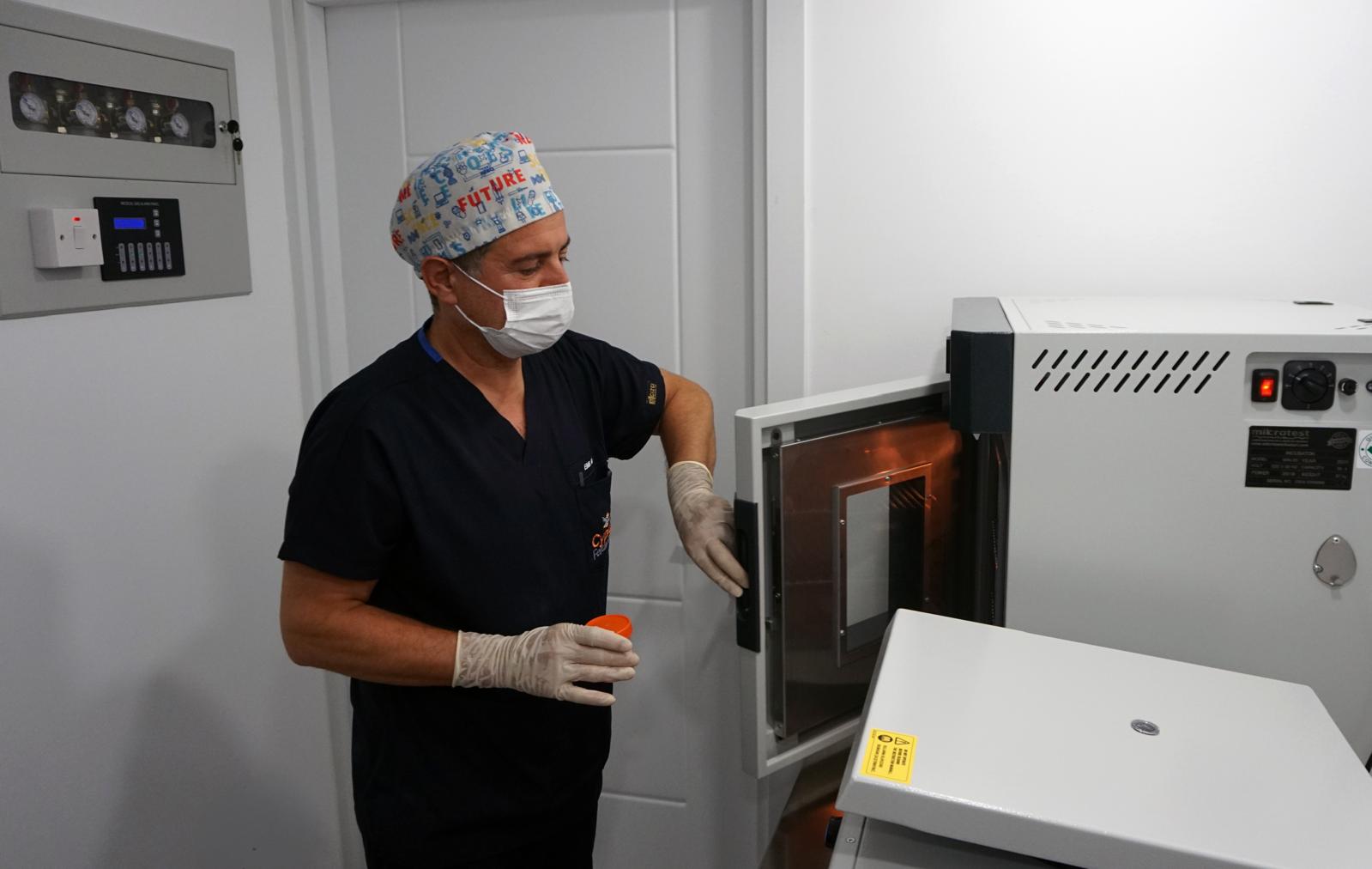 Embriologu pranë inkubatorit në laboratorin e Fertina IVF