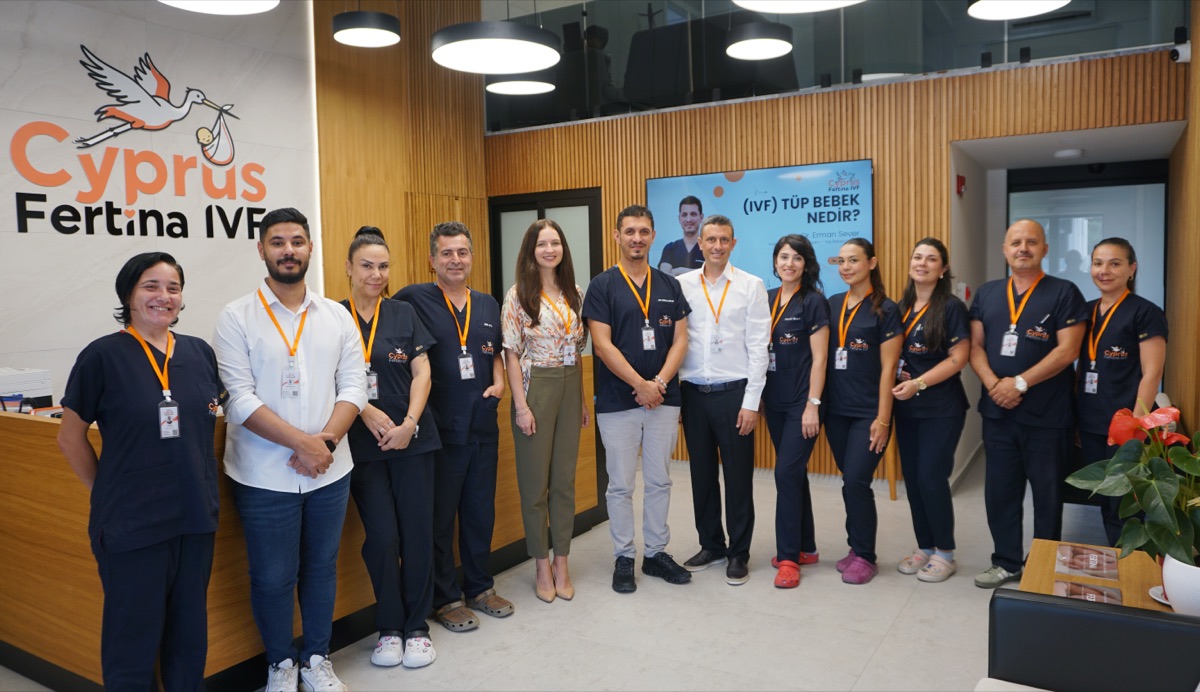 I gjithë ekipi i Fertina-s në hollin e klinikës
